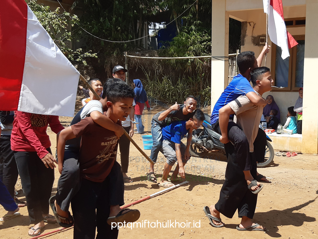 Lomba estafet bendera menggunakan sendok dan kelereng