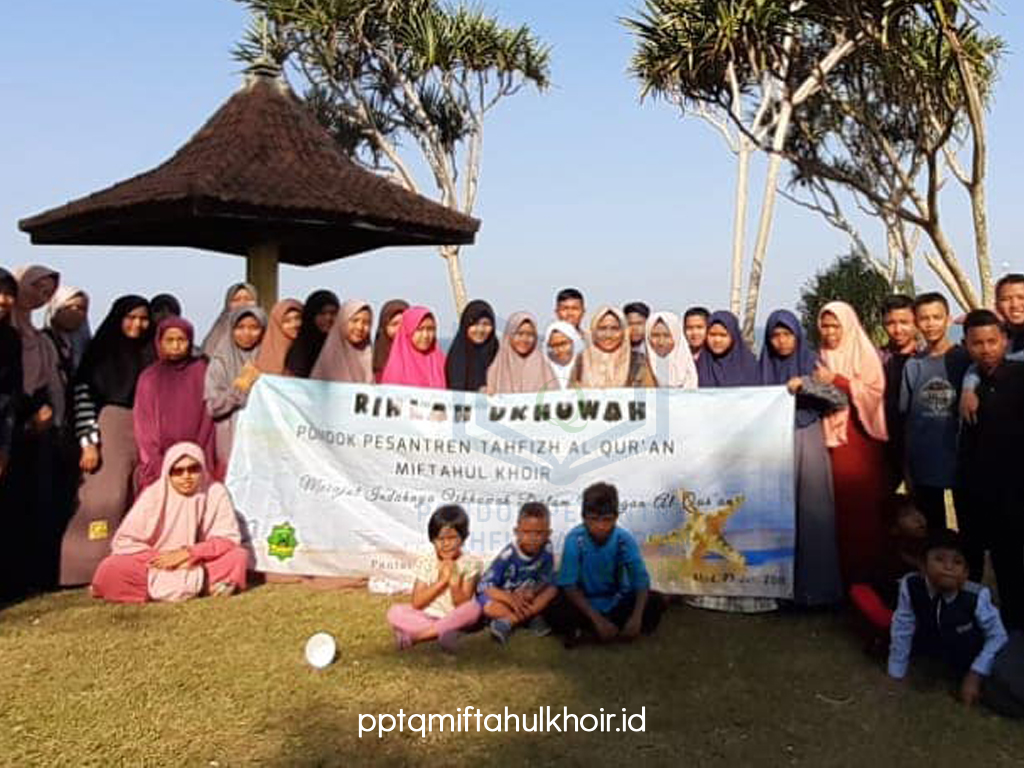 Foto bersama di objek wisata batu hiu pantai pangandaran