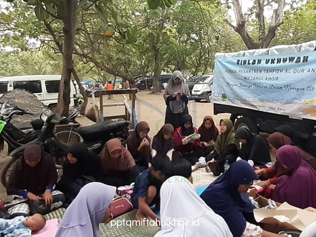 Suasana makan bersama rihlah pantai pangandaran