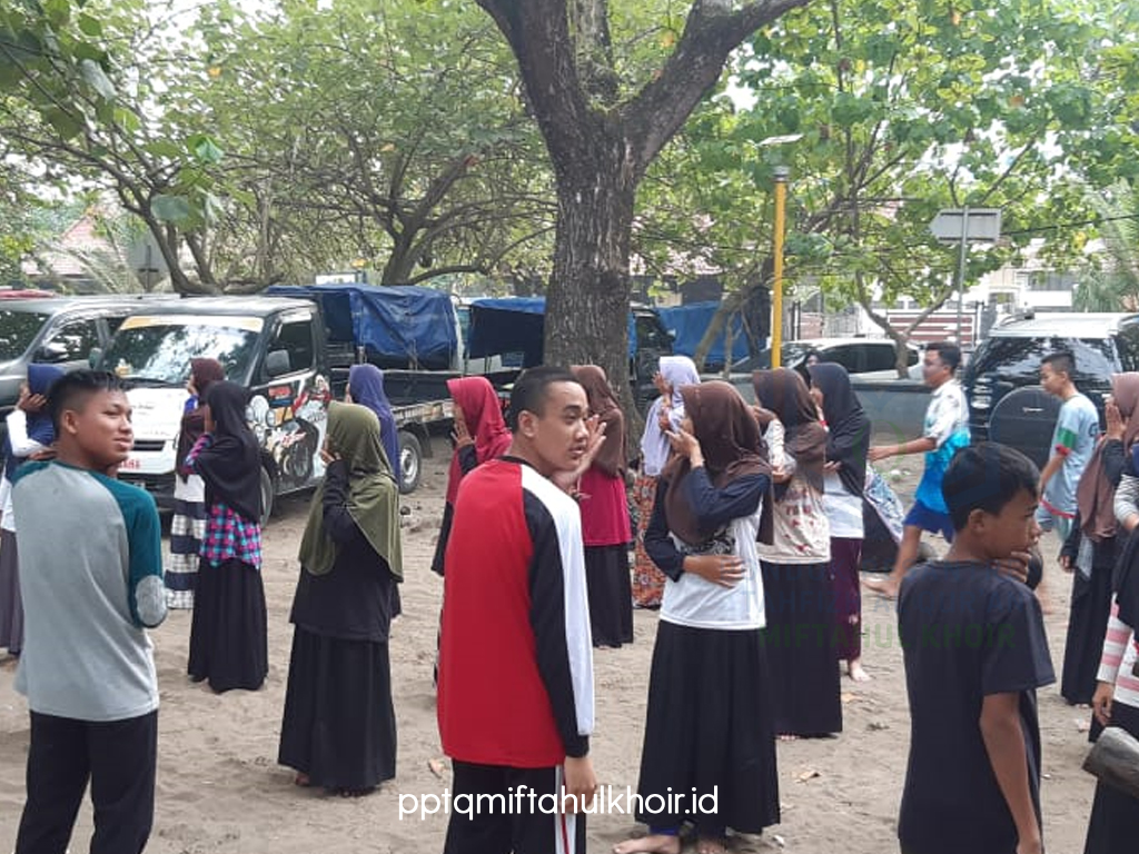 Suasana senam bersama sebelum rekreasi pantai pangandaran