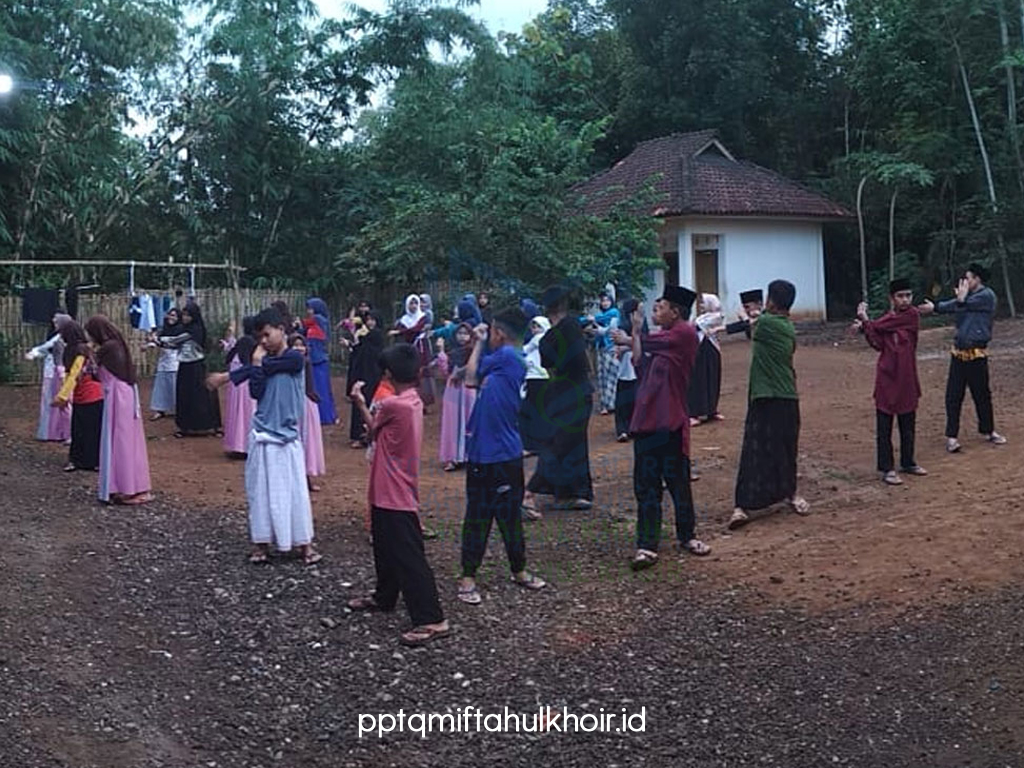 Senam bersama di lapangan ponpes